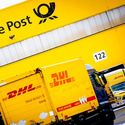 Ein Lastwagen fährt auf das Gelände einer Deutsche-Post-DHL-Niederlassung.