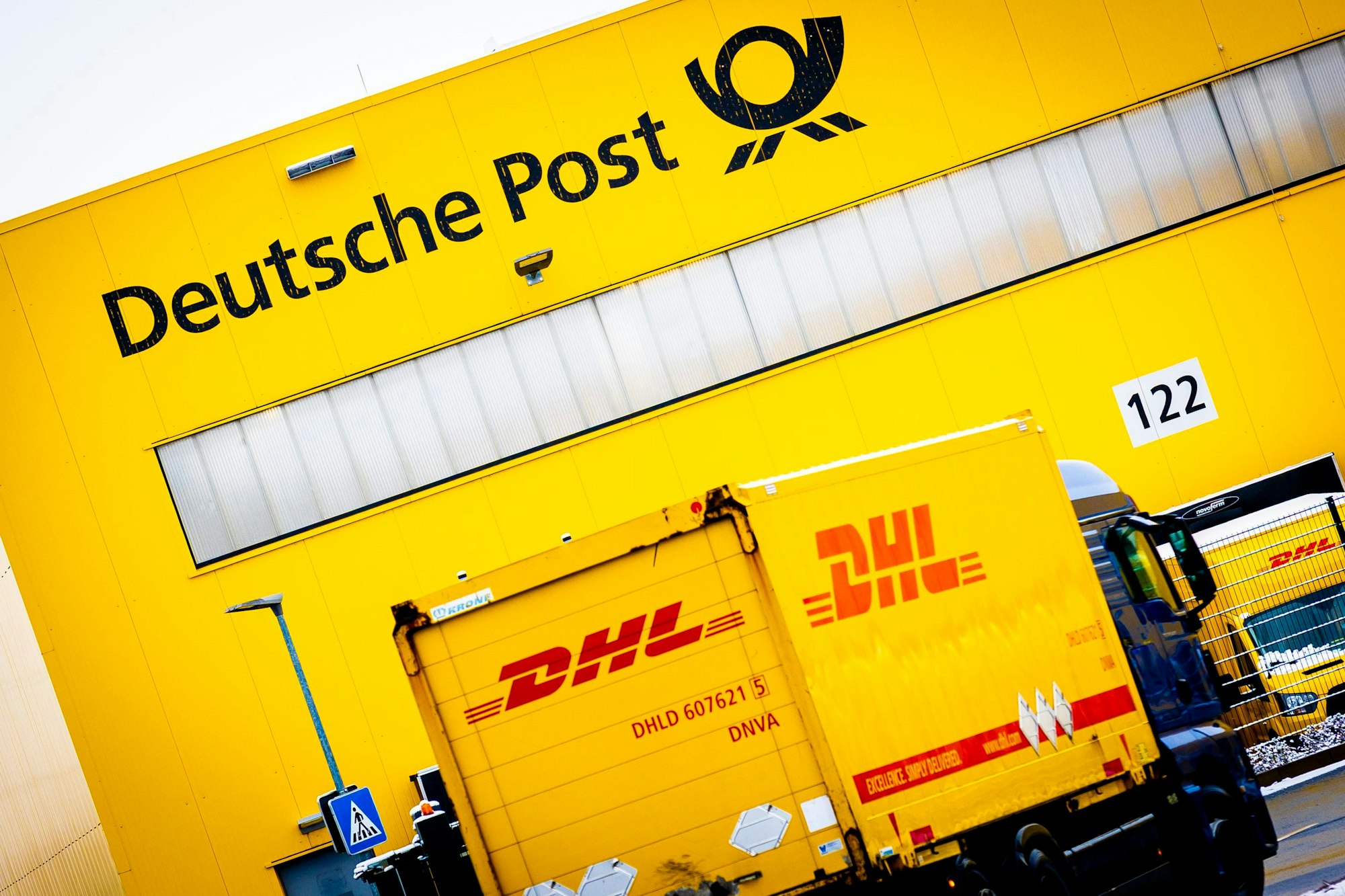 Ein Lastwagen fährt auf das Gelände einer Deutsche-Post-DHL-Niederlassung.