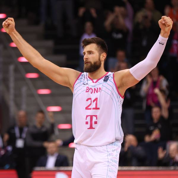 Leon Kratzer in Siegerpose: Der Center war mit 12 Rebounds entscheidend am klaren Erfolg über Vilnius beteiligt.