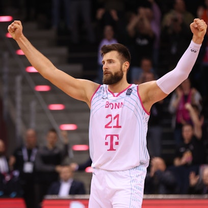 Leon Kratzer in Siegerpose: Der Center war mit 12 Rebounds entscheidend am klaren Erfolg über Vilnius beteiligt.