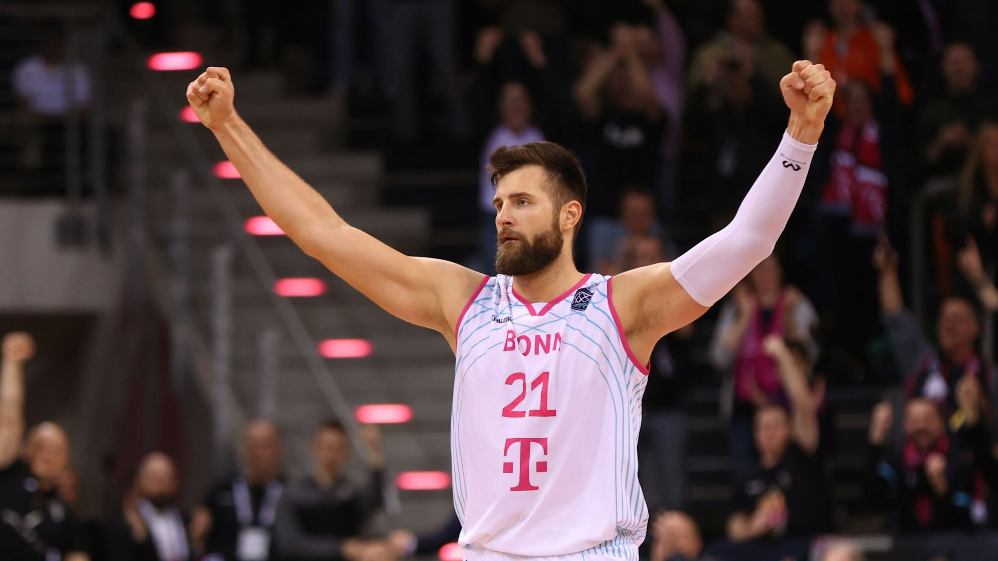 Leon Kratzer in Siegerpose: Der Center war mit 12 Rebounds entscheidend am klaren Erfolg über Vilnius beteiligt.
