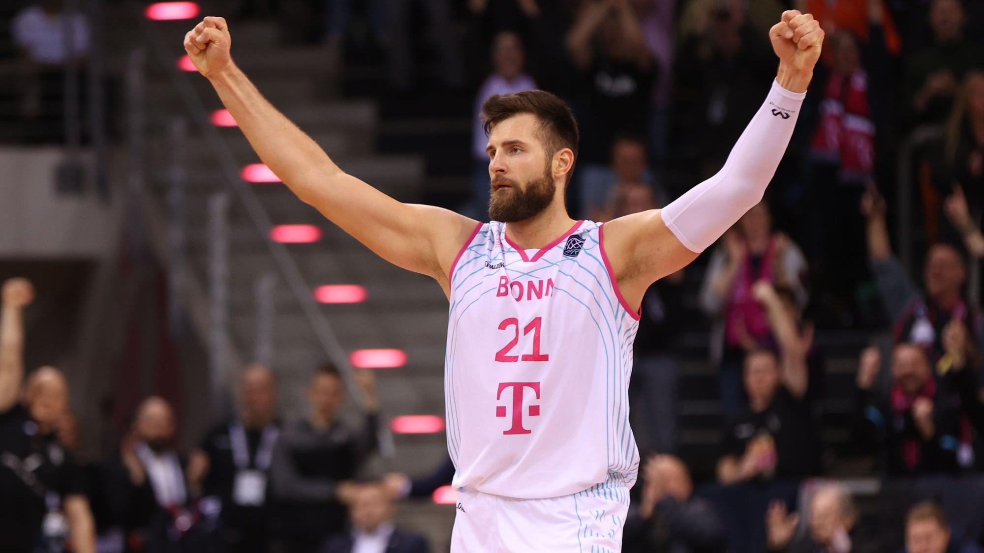 Der Big Man Leon Kratzer trägt ab sofort wieder das Trikot der Telekom Baskets Bonn.