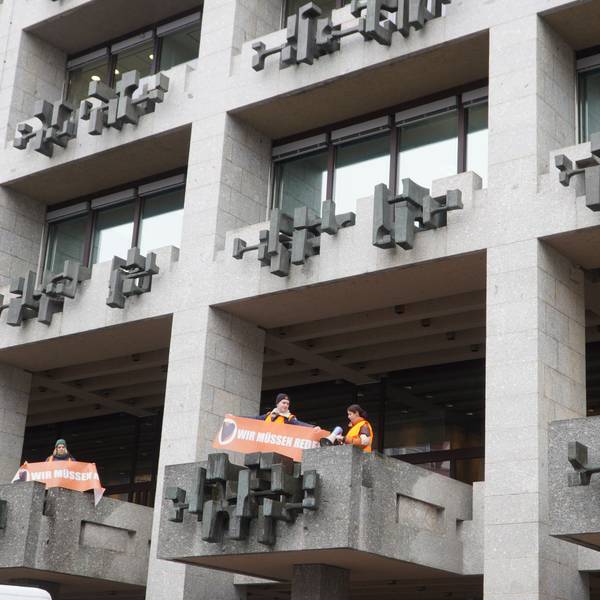Klimaaktivisten der "Letzten Generation" klettern auf den Balkon des Rathauses