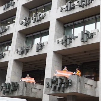 Klimaaktivisten der "Letzten Generation" klettern auf den Balkon des Rathauses