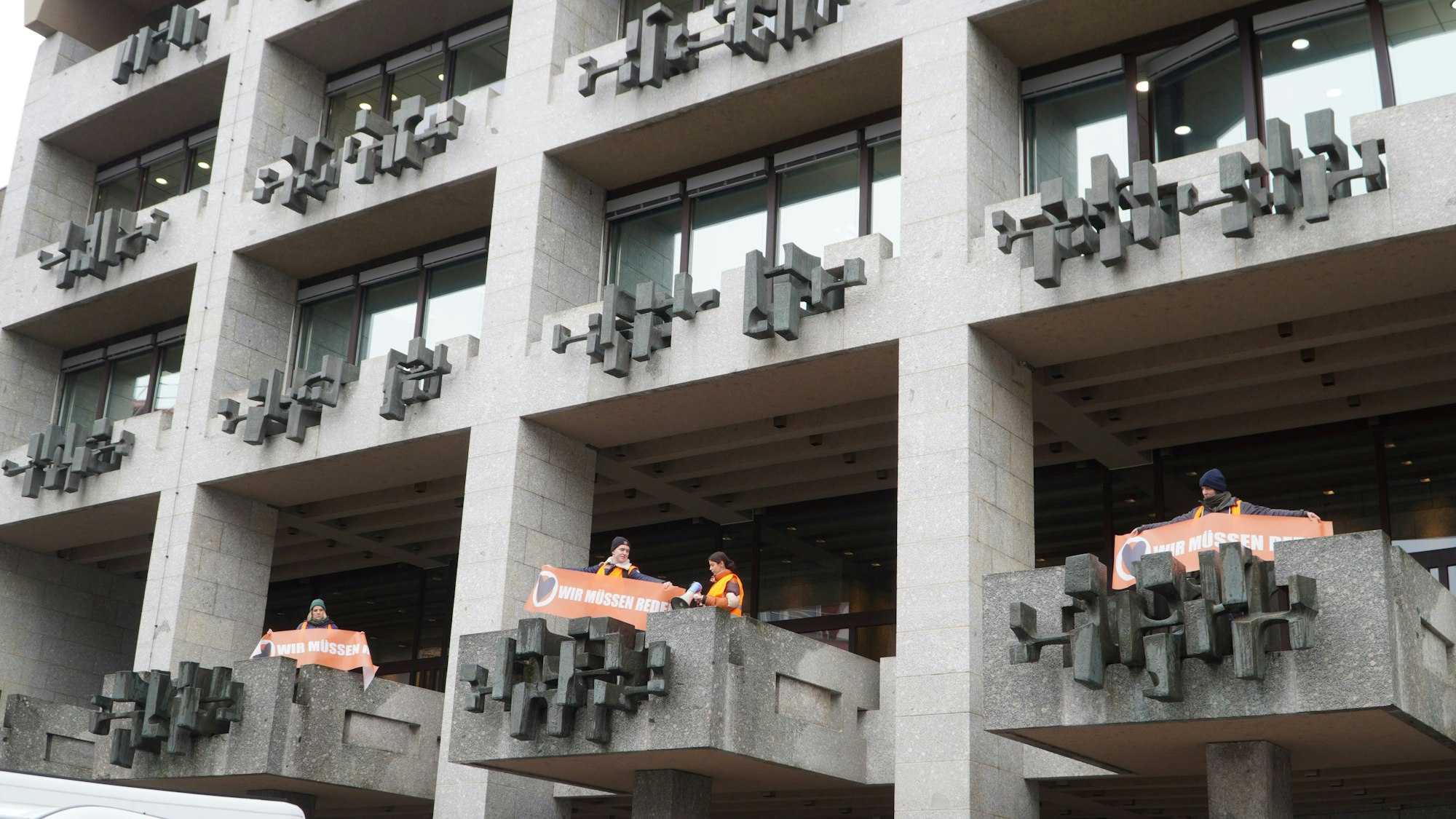 Klimaaktivisten der "Letzten Generation" klettern auf den Balkon des Rathauses