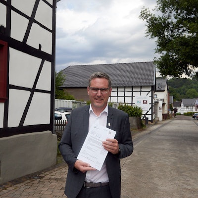 Nettersheims Bürgermeister Norbert Crump präsentiert den Förderbescheid.