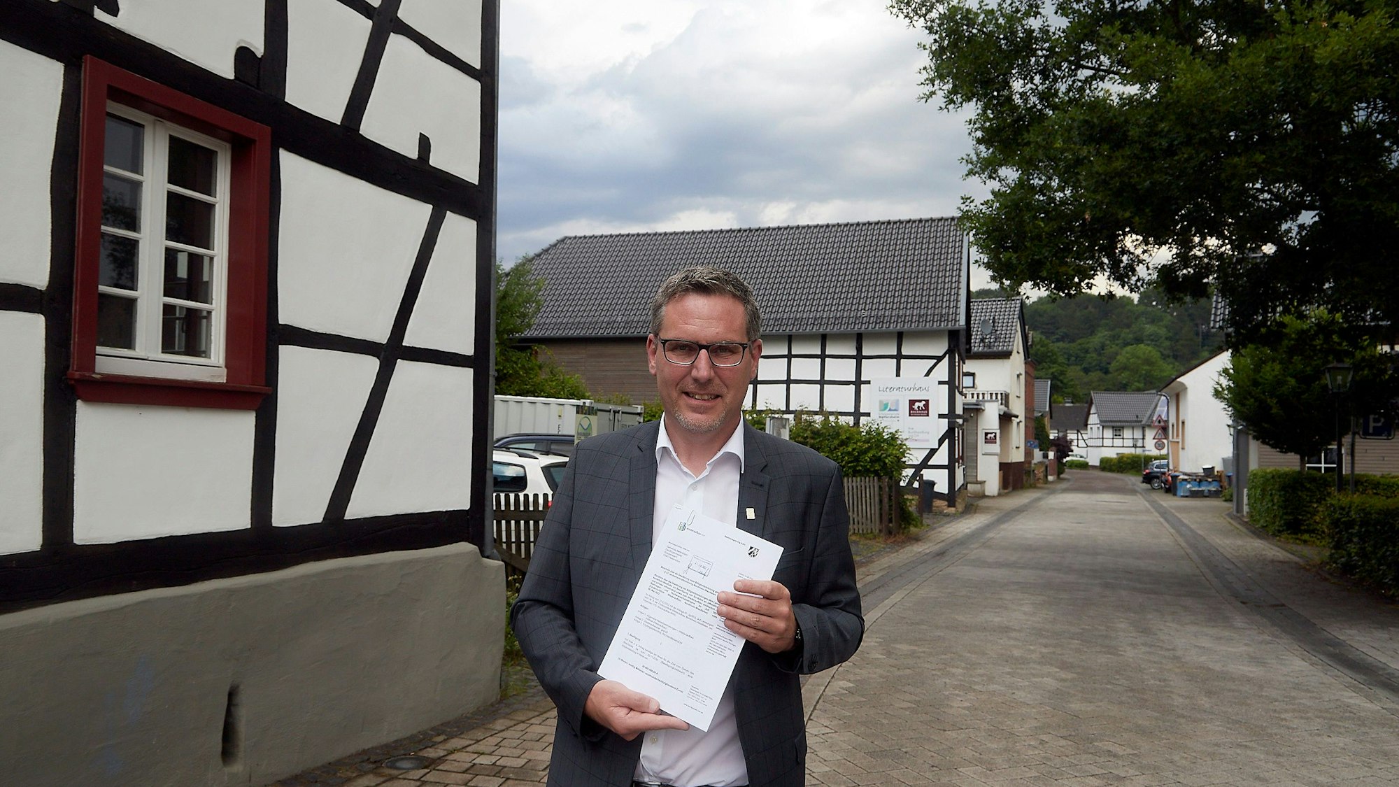 Nettersheims Bürgermeister Norbert Crump präsentiert den Förderbescheid.