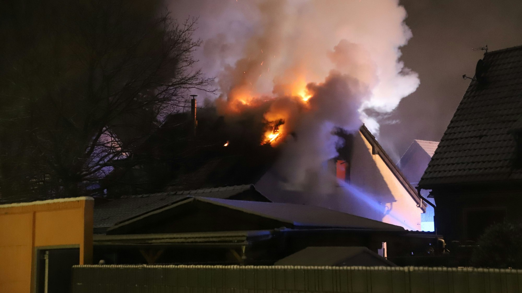 Eine Dachgeschosswohnung brennt.