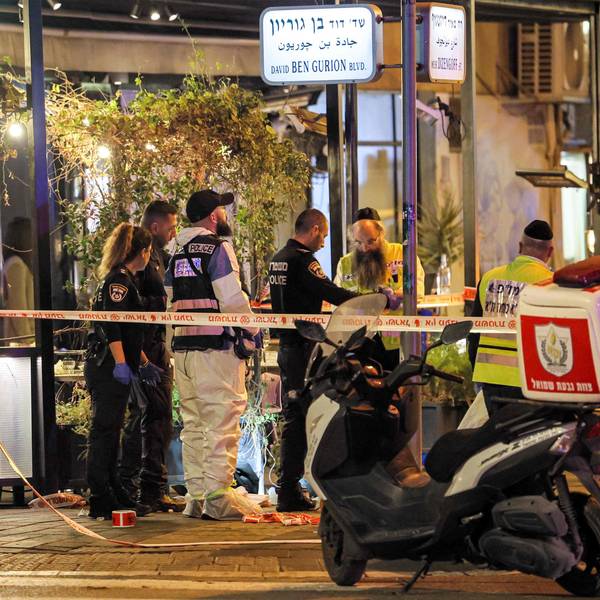 Israelische Ermittler und Sanitäter am Tatort des Anschlags in Tel Aviv.