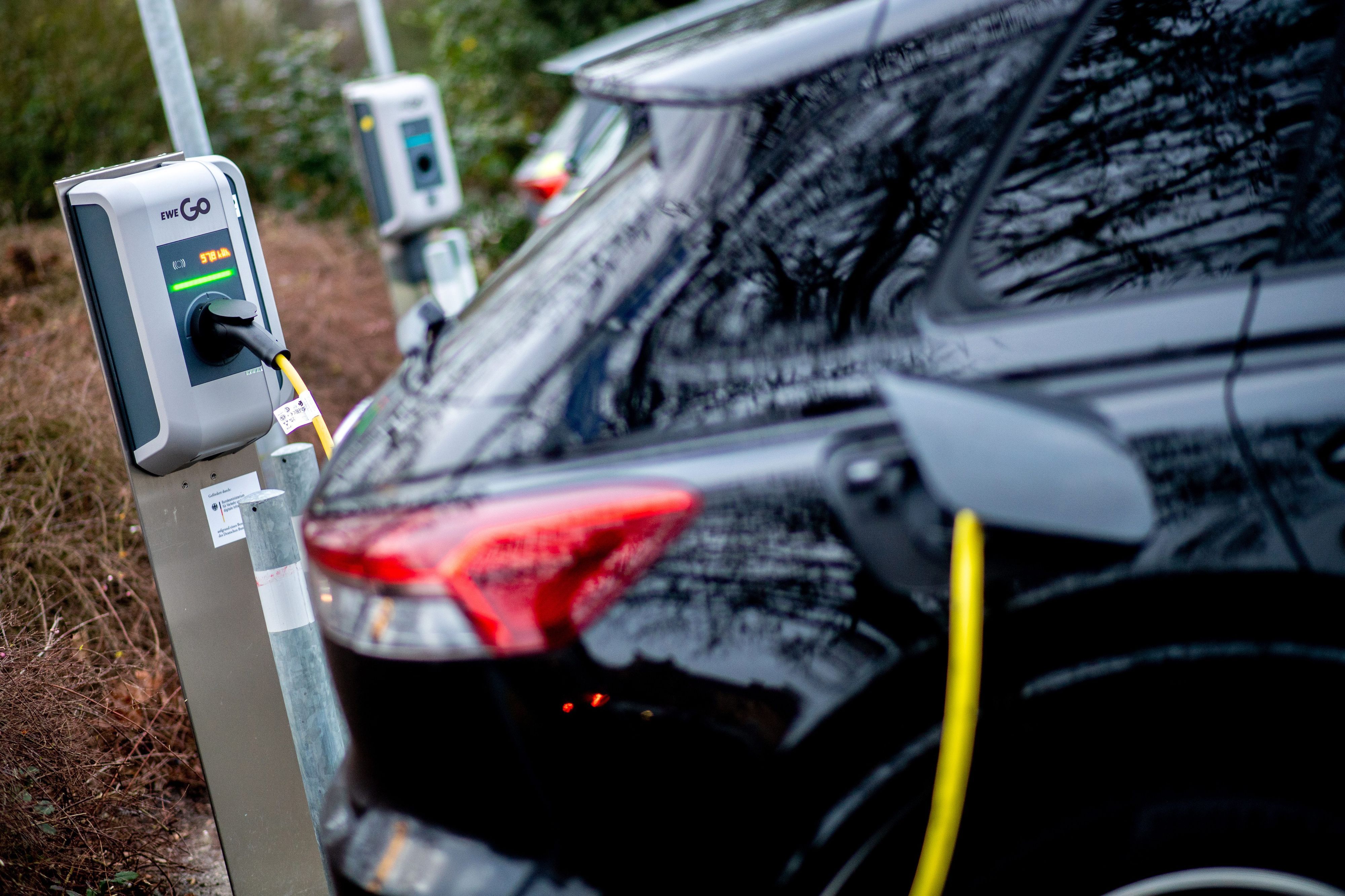 Ein E-Auto lädt an einer Ladesäule Strom auf.