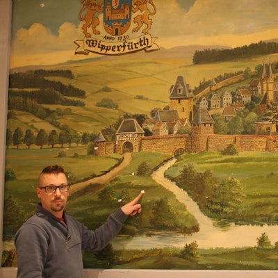 Sebastian Gardeweg steht vor dem Gemälde.