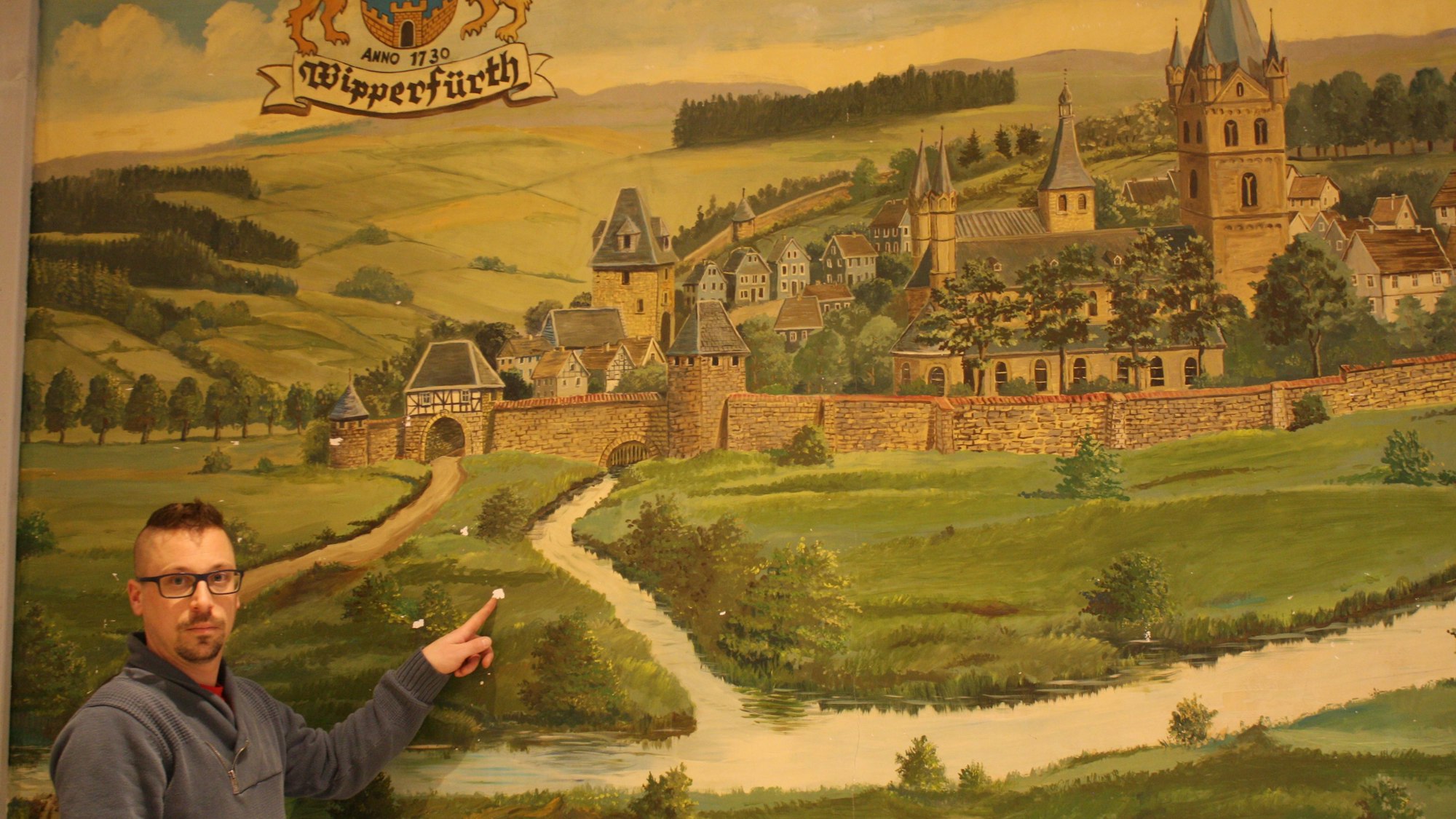 Sebastian Gardeweg steht vor dem Gemälde.