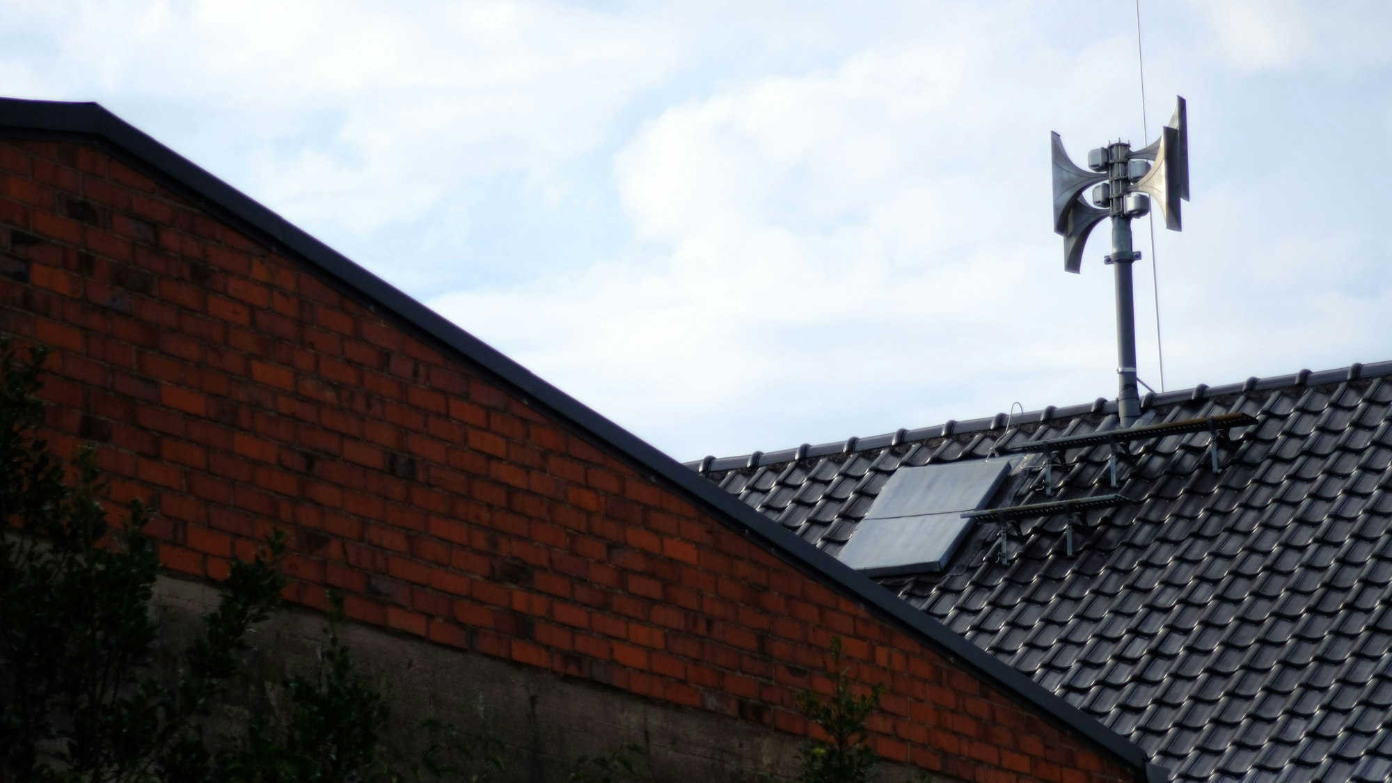 Eine Sirene auf einem Dach.