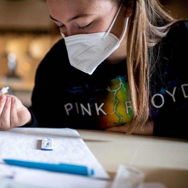 Eine Schülerin mit FFP2-Maske führt einen Coronatest durch.