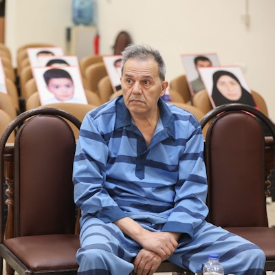 20.10.2022, Iran, Teheran: Die undatierte Aufnahme zeigt den Deutsch-Iraner Djamshid Sharmahd in einem Teheraner Revolutionsgericht. Sharmahd in einem umstrittenen Prozess zum Tode verurteilt worden. Ein Revolutionsgericht in Teheran macht den 67-Jährigen unter anderem für einen Terroranschlag verantwortlich, wie das Justizportal Misan am Dienstag bekanntgab. Gegen das Urteil könne vor dem Obersten Gerichtshof Berufung eingelegt werden. Foto: Koosha Falahi/Mizan/dpa/dpa +++ dpa-Bildfunk +++