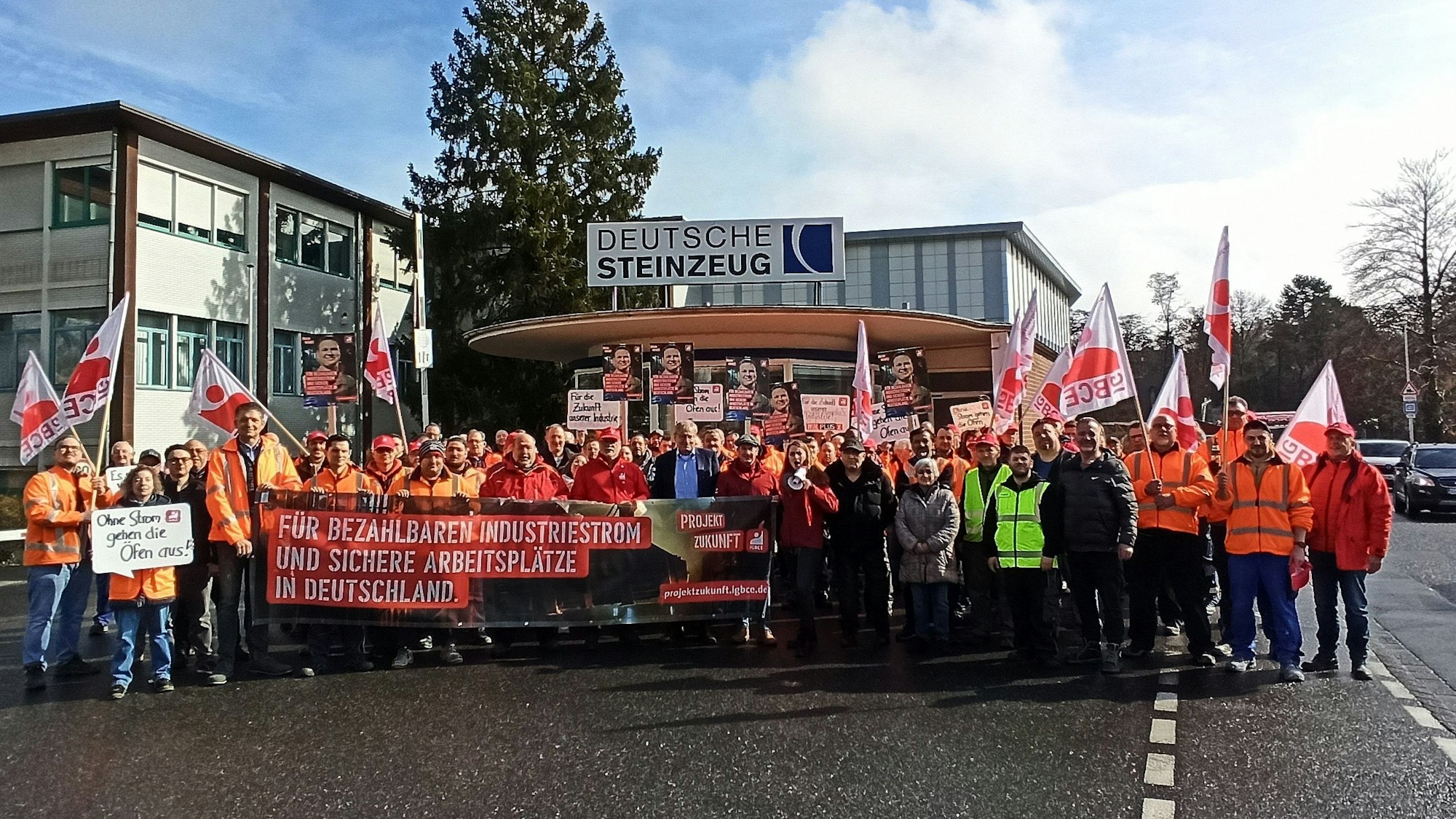 Die Belegschaft der Deutsche Steinzeug Cremer & Breuer AG demonstrierte gemeinsam mit der IG Bergbau Chemie Energie für die Einführung eines Industriestrompreises.