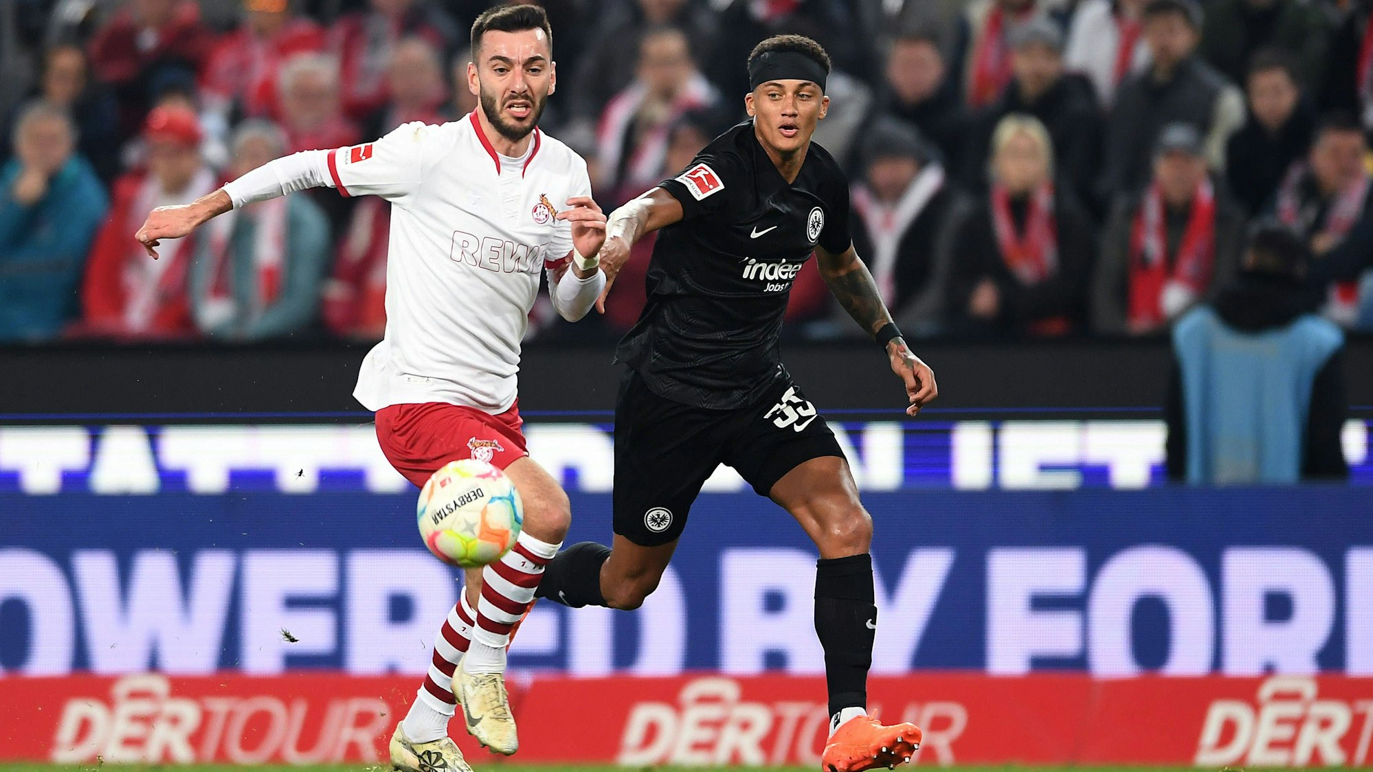 Sargis Adamyan versucht, an den Ball zu kommen.