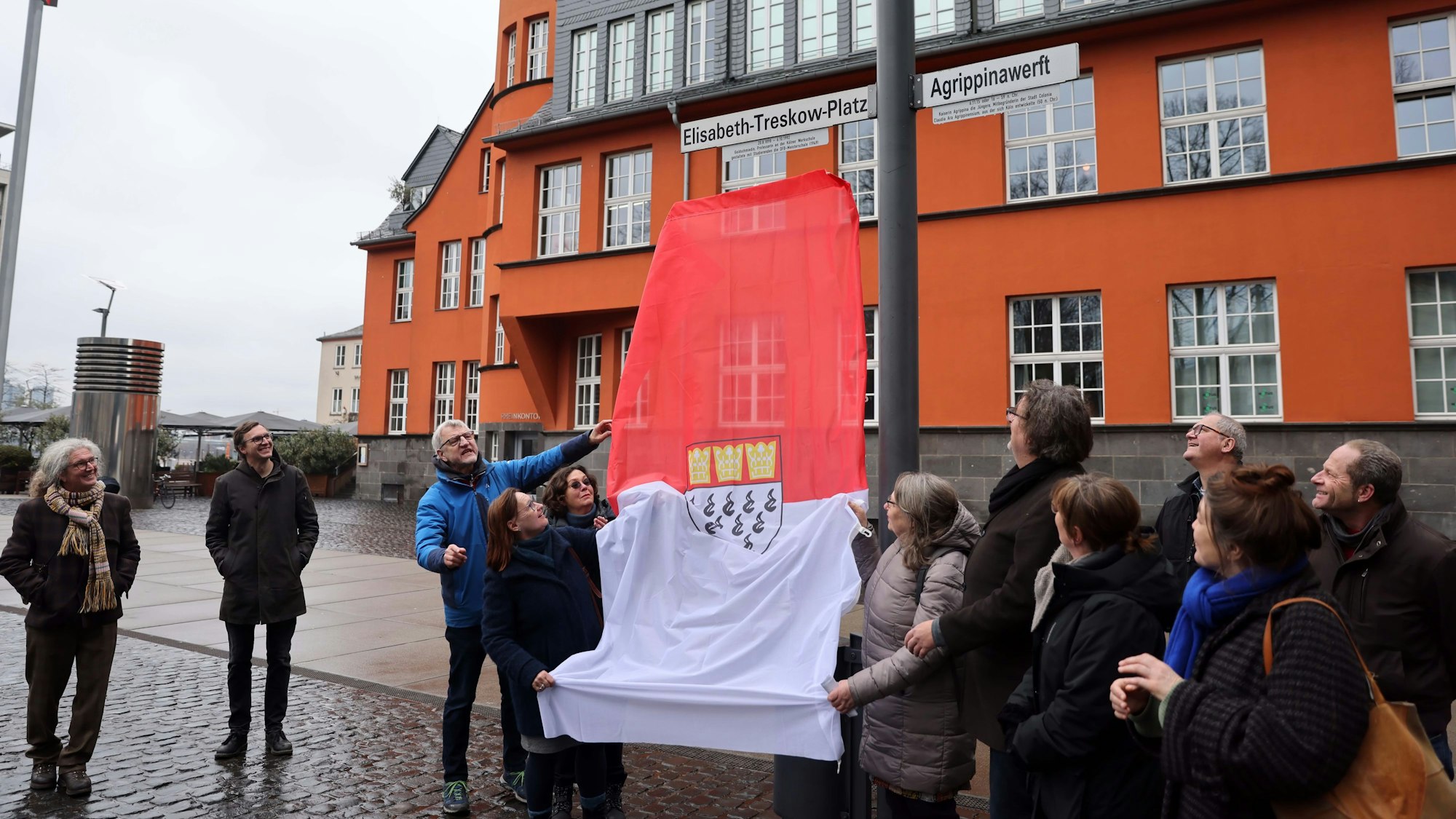 Mit dabei waren auch Birgitta von Bülow (4.v.l.), Andreas Hupke (3. v.l.), Irene Franken (rechts neben der Fahne) und Reinhold Goss (5.v.r.). Eine Kölnfahne wird von zwei Legendenschildern heruntergezogen.