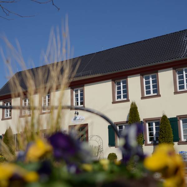 Das Bild zeigt das Sterne-Restaurant in Flamersheim von außen.