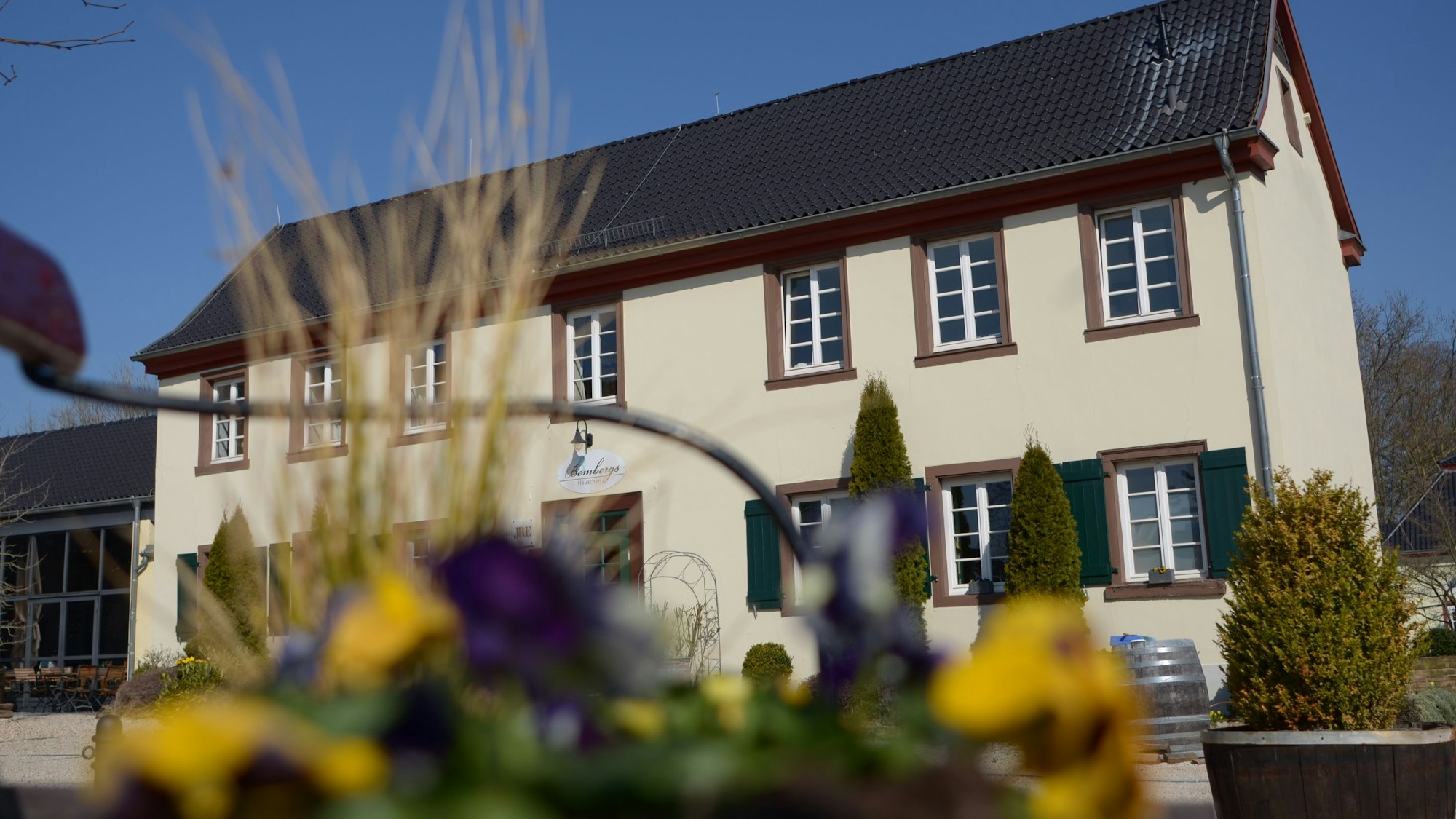 Das Bild zeigt das Sterne-Restaurant in Flamersheim von außen.