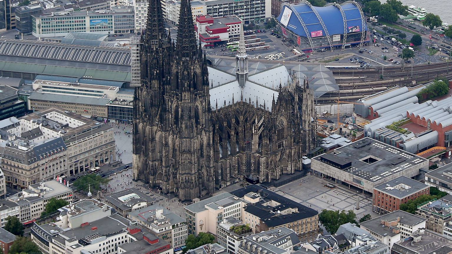 Man sieht den Dom seitlich von oben, auf einer Luftluftaufnahme.