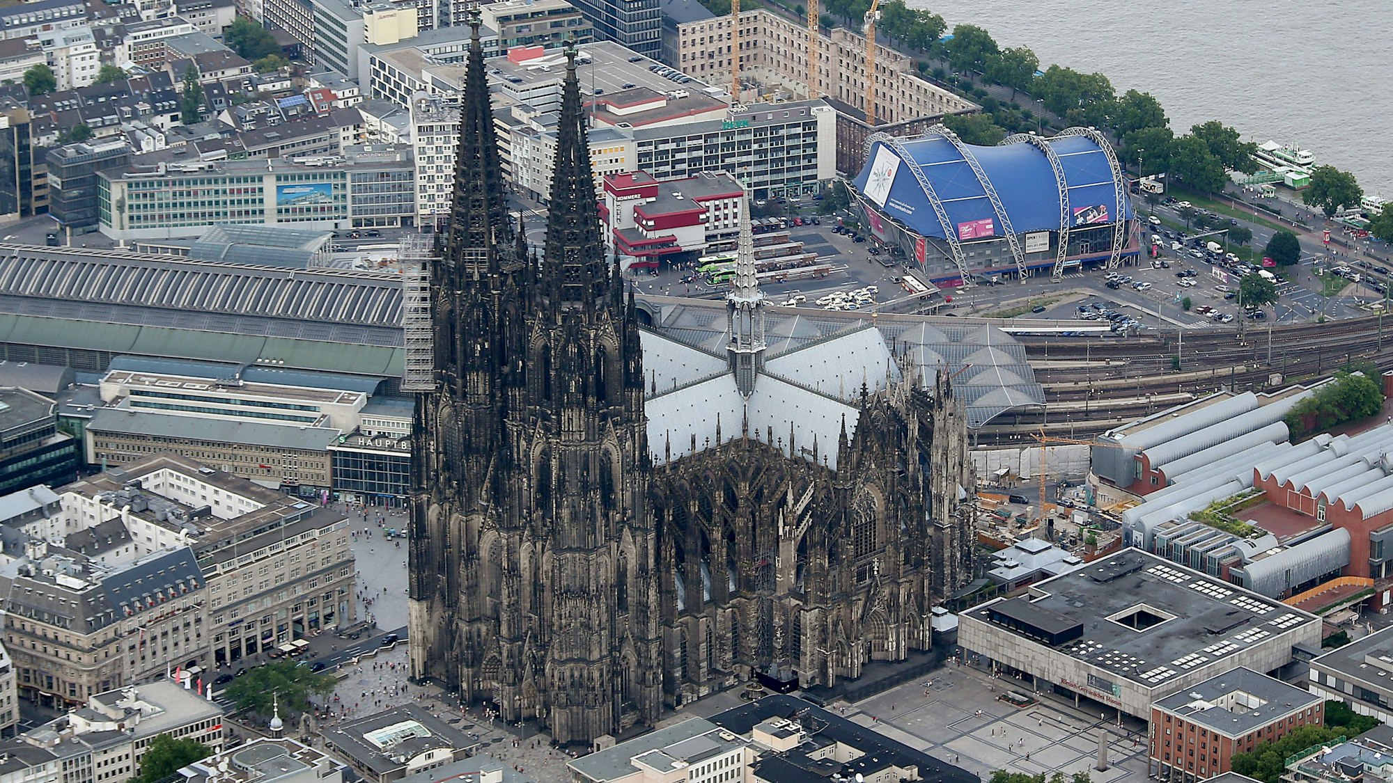 Man sieht den Dom seitlich von oben, auf einer Luftluftaufnahme.