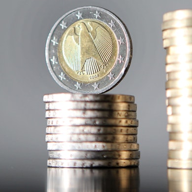 Das Symbolfoto zeigt Euro-Münzen, die zu zwei nebeneinander stehenden Türmen aufgestapelt sind.