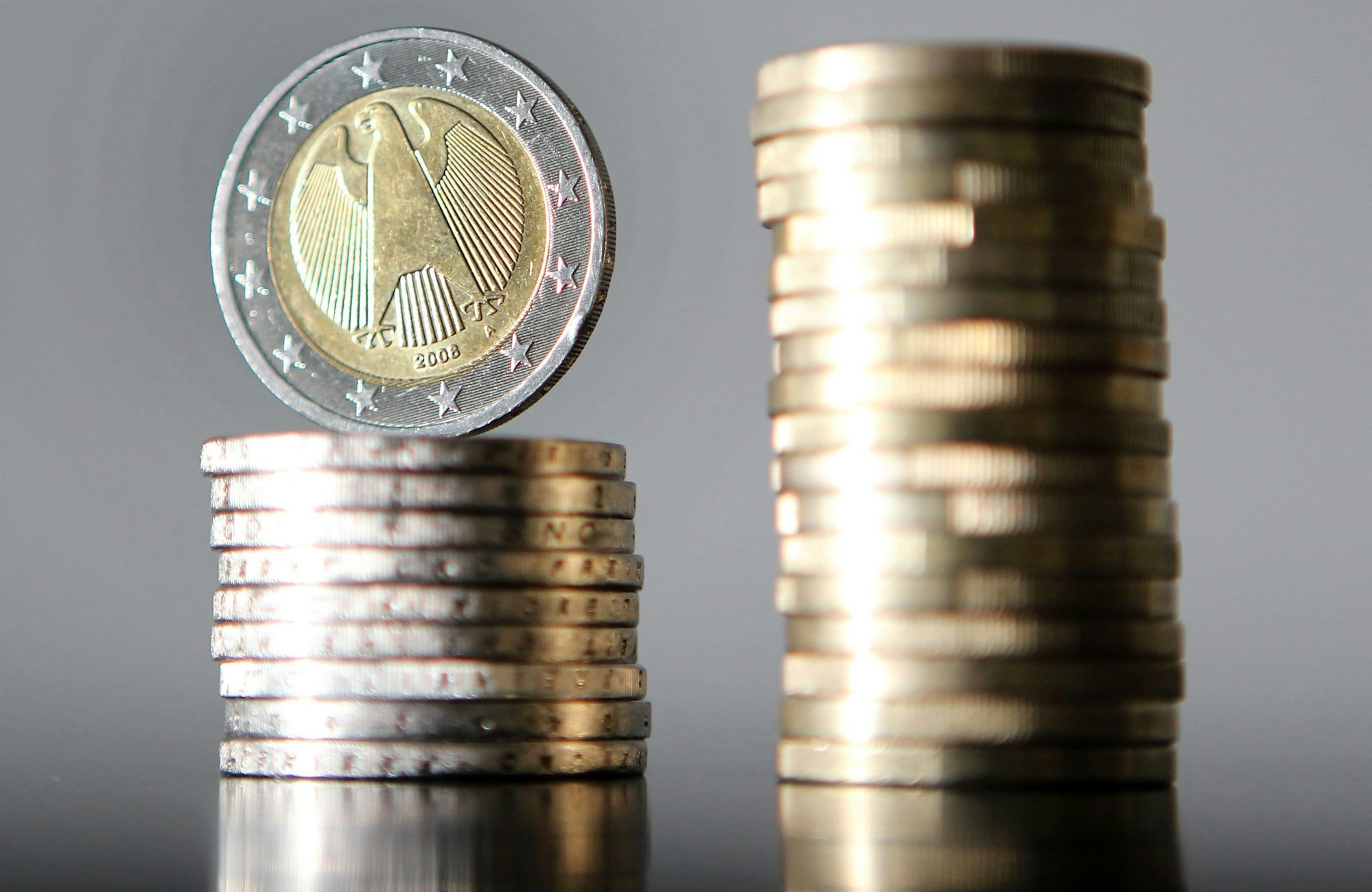 Euro-Münzen sind gestapelt.