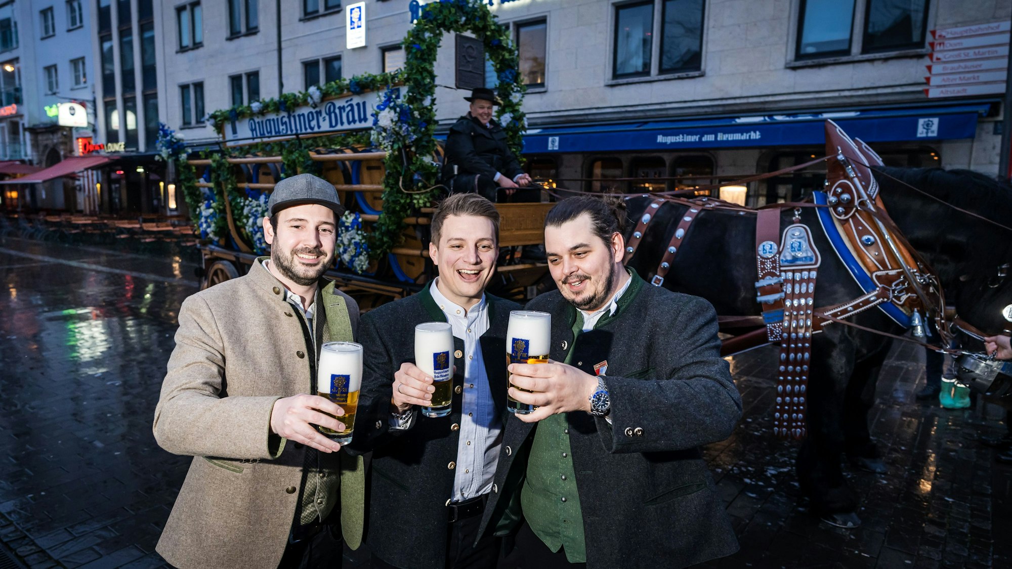Die Wirte Jannis Leiro, Tobias Sudowe und Lasse Prumbaum vorm Augustiner am Heumarkt