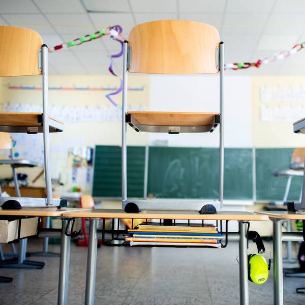 Stühle stehen nach Schulschluss auf den Tischen in einem Unterrichtsraum.