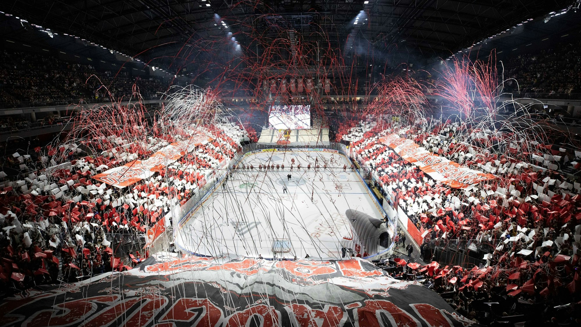 PENNY DEL Kölner Haie - Düsseldorfer EG Köln, 16.12.2022 Choreo PENNY DEL Kölner Haie - Düsseldorfer EG am 16.12.2022 in der Lanxess Arena in Köln Deutschland. *** PENNY DEL Kölner Haie Düsseldorfer EG Cologne, 16 12 2022 Choreo PENNY DEL Kölner Haie Düsseldorfer EG on 16 12 2022 at Lanxess Arena in Cologne Germany. Copyright: xBEAUTIFULxSPORTS/AndreasxDickx