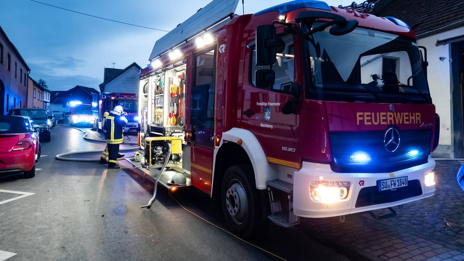 Löschfahrzeuge der Freiwillige Feuerwehr Wachtberg bei dem Einsatz in Wachtberg-Arzdorf.