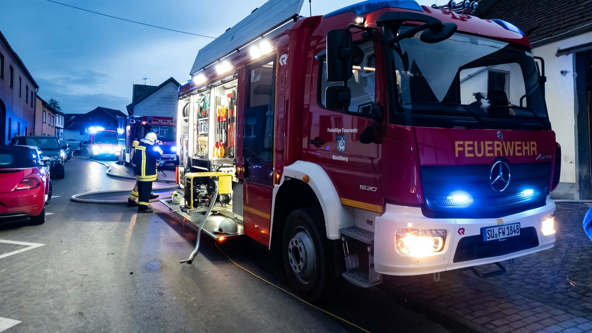 Löschfahrzeuge der Freiwillige Feuerwehr Wachtberg bei dem Einsatz in Wachtberg-Arzdorf.