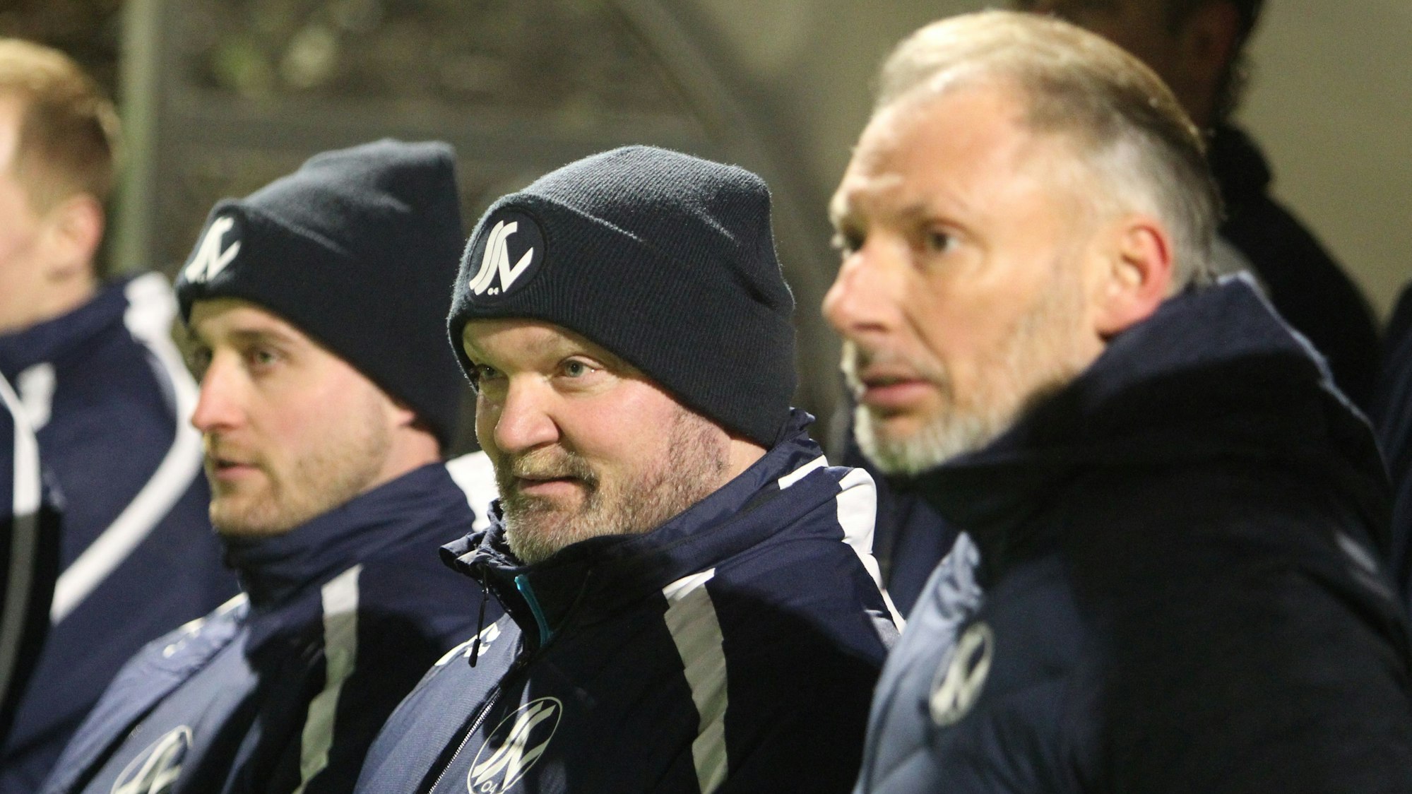 Trainer Alexander Voigt (Mitte) vom Siegburger SV 04