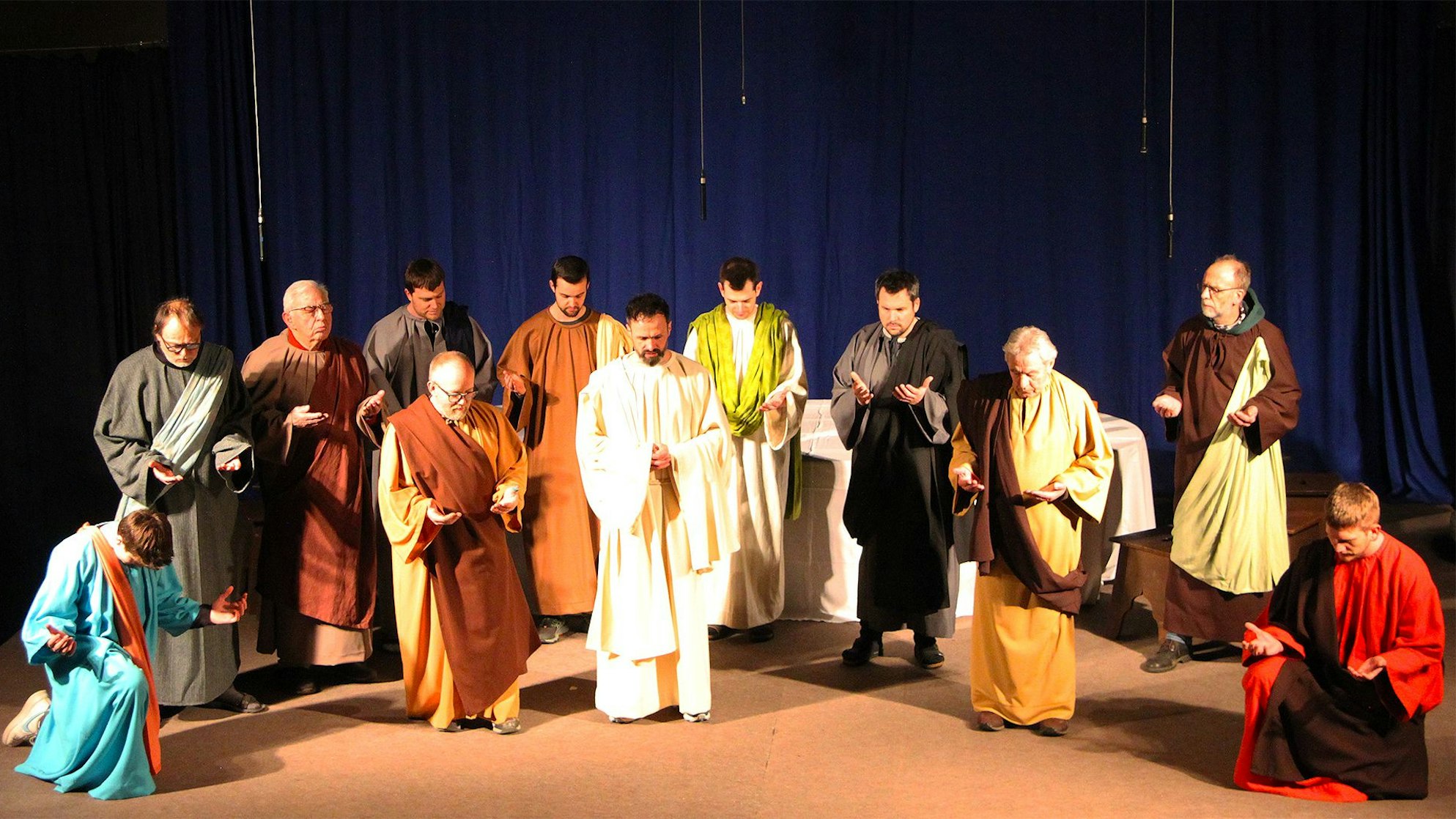 In der Kirche stehen bei den Passionsspielen 56 Schauspieler auf der Bühne.