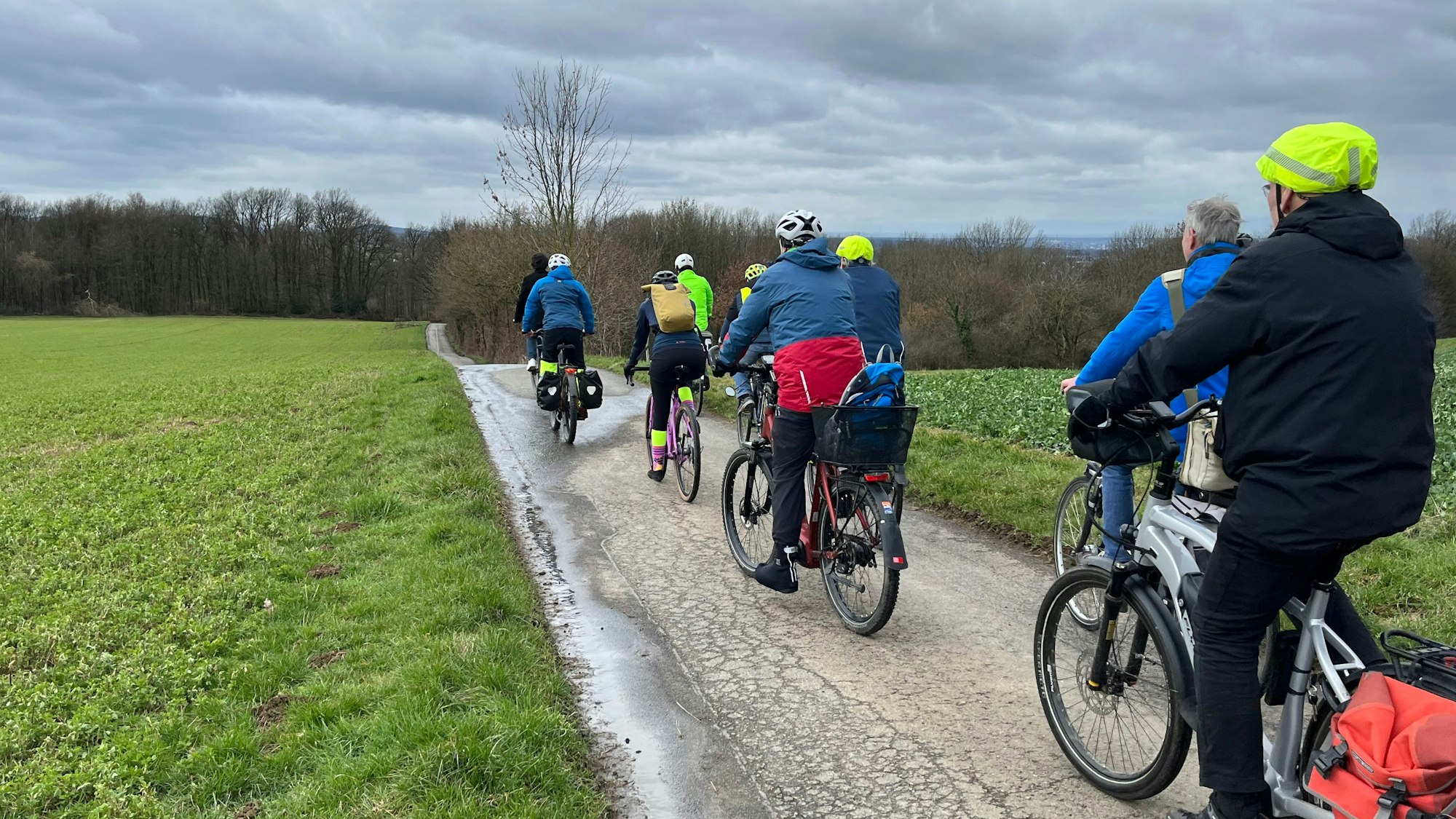 Bürgermeister Mario Dahm eröffnete die erste Radpendlerroute von Hennef nach Happerschoß offiziell.