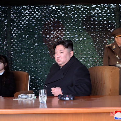 Kim Jong Un sitzt an einem Tisch