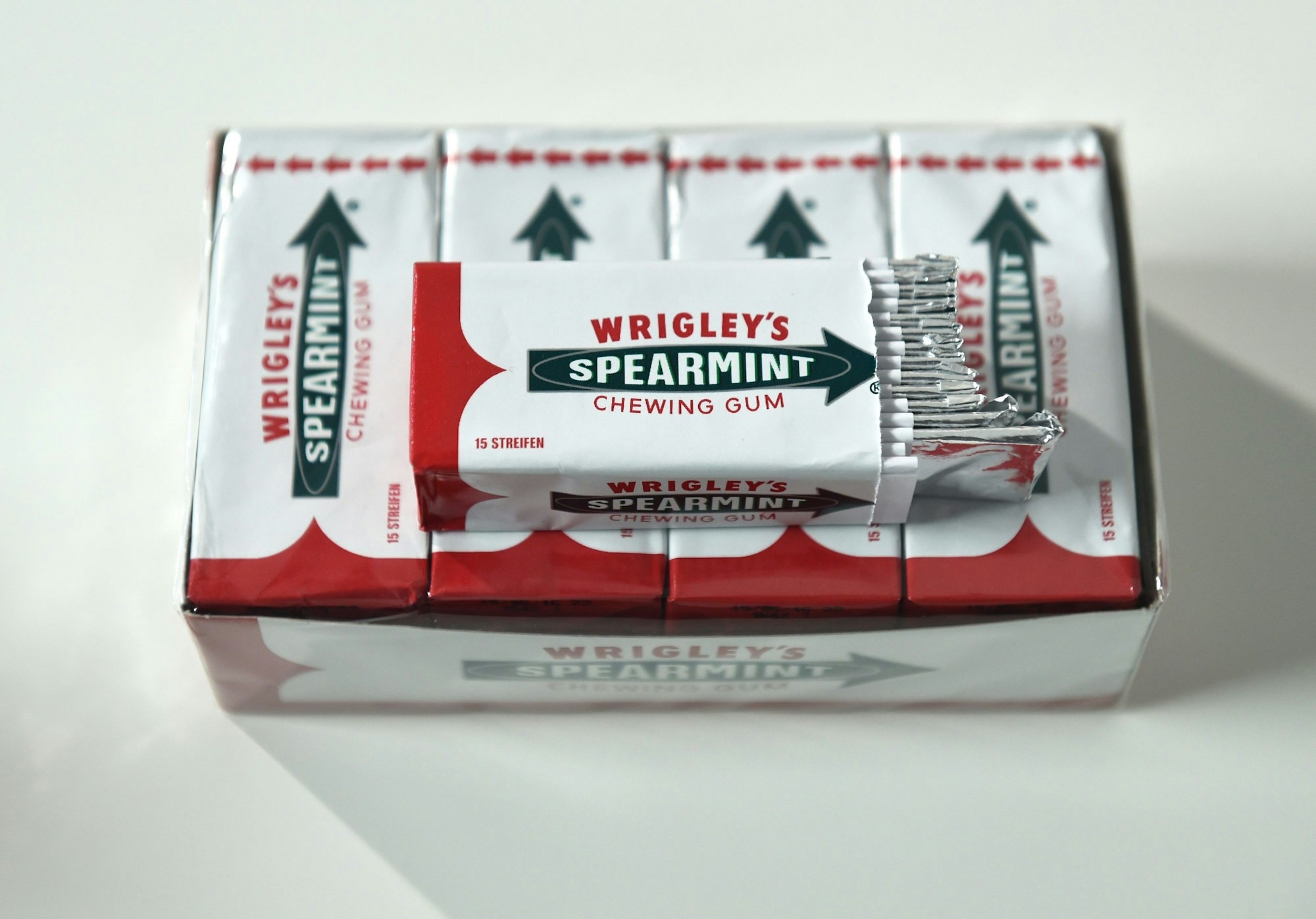 Wrigleys Spearmint Kaugummis liegen bei der Vorstellung einer von Guido Maria Kretschmer kreierten Wrigleys Spearmint Retro-Clutch im Fifties-Design. Lange Zeit galten die Kaugummistreifen von Wrigley`s als Inbegriff amerikanischer Lebensweise. Jetzt hat der Süßwarenhersteller Mars sie in Deutschland vom Markt genommen. (zu dpa «Mars nimmt Wrigley`s Streifenkaugummis vom Markt») Foto: Jens Kalaene/dpa-Zentralbild/dpa +++ dpa-Bildfunk +++