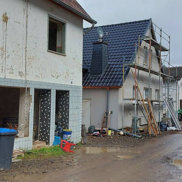 Die Zerstörungen, die die Flut 2021 an den Häusern in Schuld an der Ahr angerichtet hat, sind teils noch deutlich zu sehen.