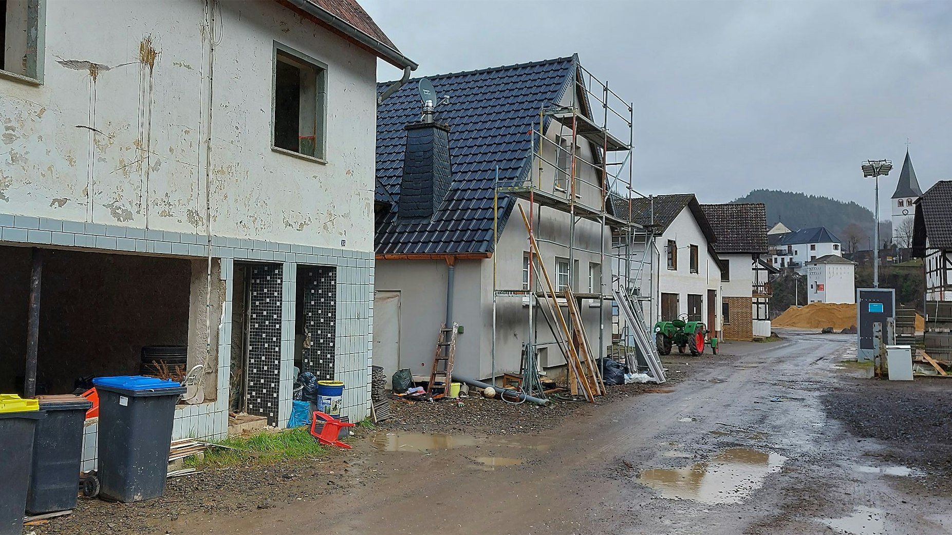 Die Zerstörungen, die die Flut 2021 an den Häusern in Schuld an der Ahr angerichtet hat, sind teils noch deutlich zu sehen.