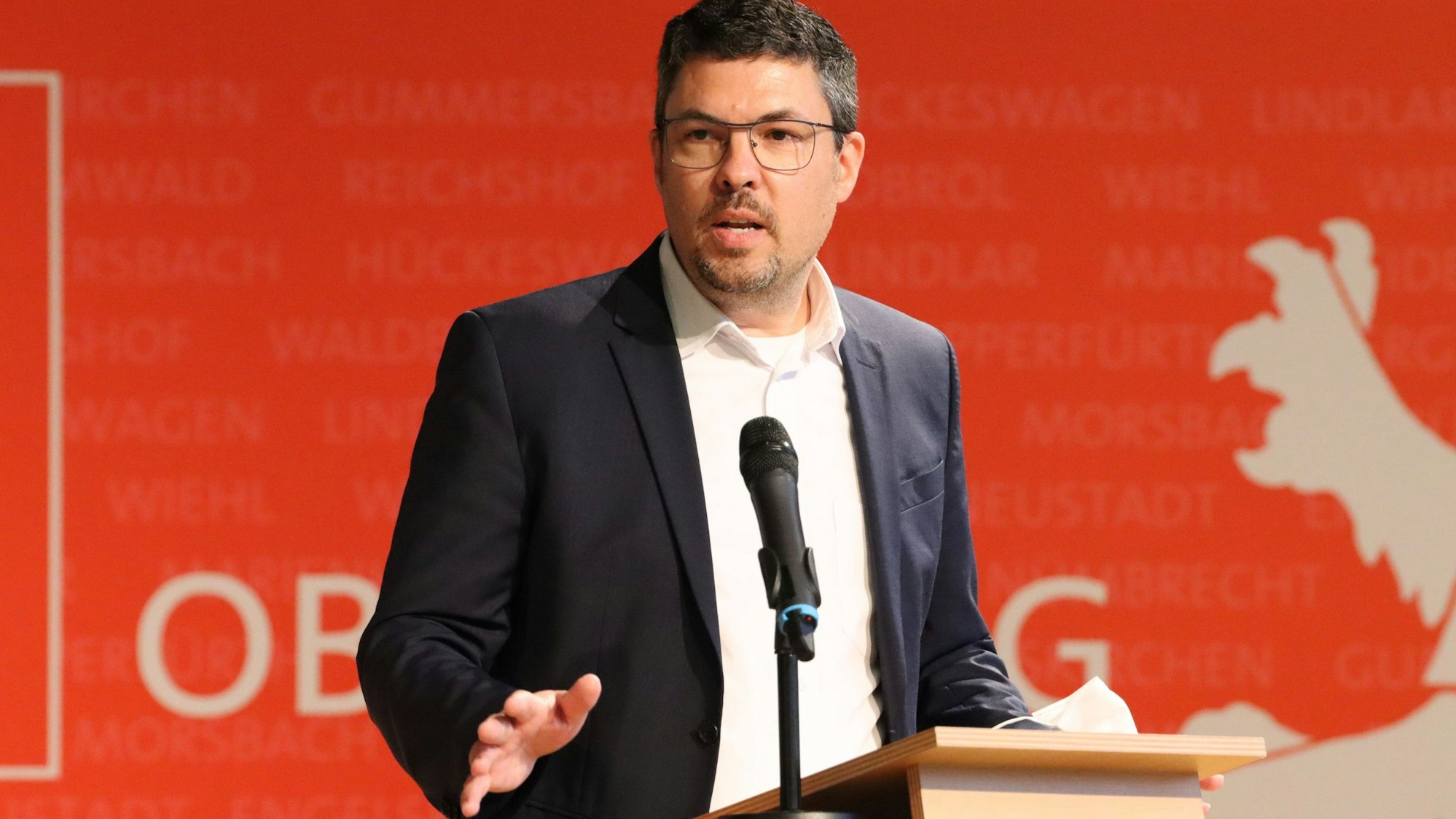 Bürgermeister Jörg Bukowski steht an einem Rednerpult.