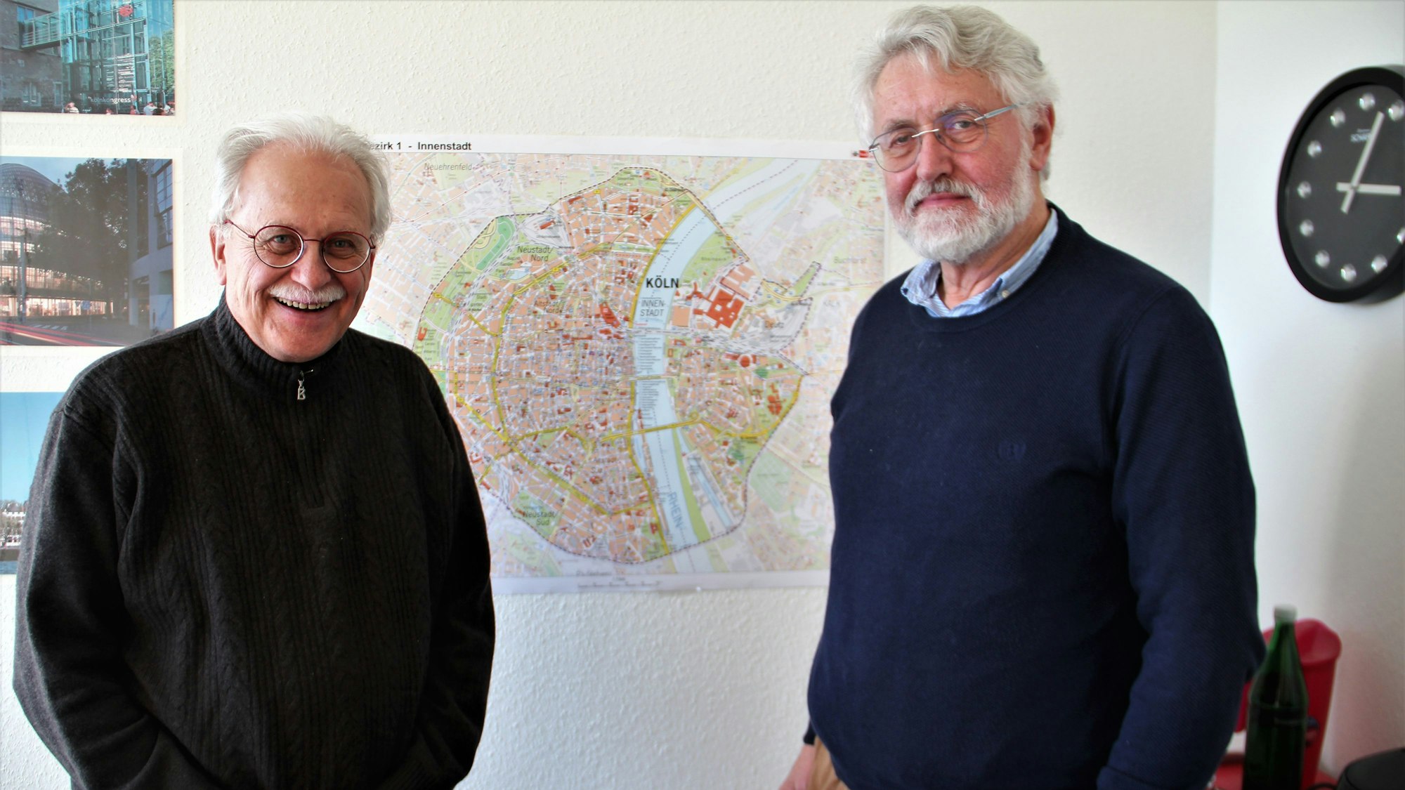 Die Seniorenvertreter Hans Anton Meurers (l.) und Karl Heinz Pasch fordern von der Kölner Stadtverwaltung einen Ausbau von Altenheimen und Pflegeeinrichtungen.