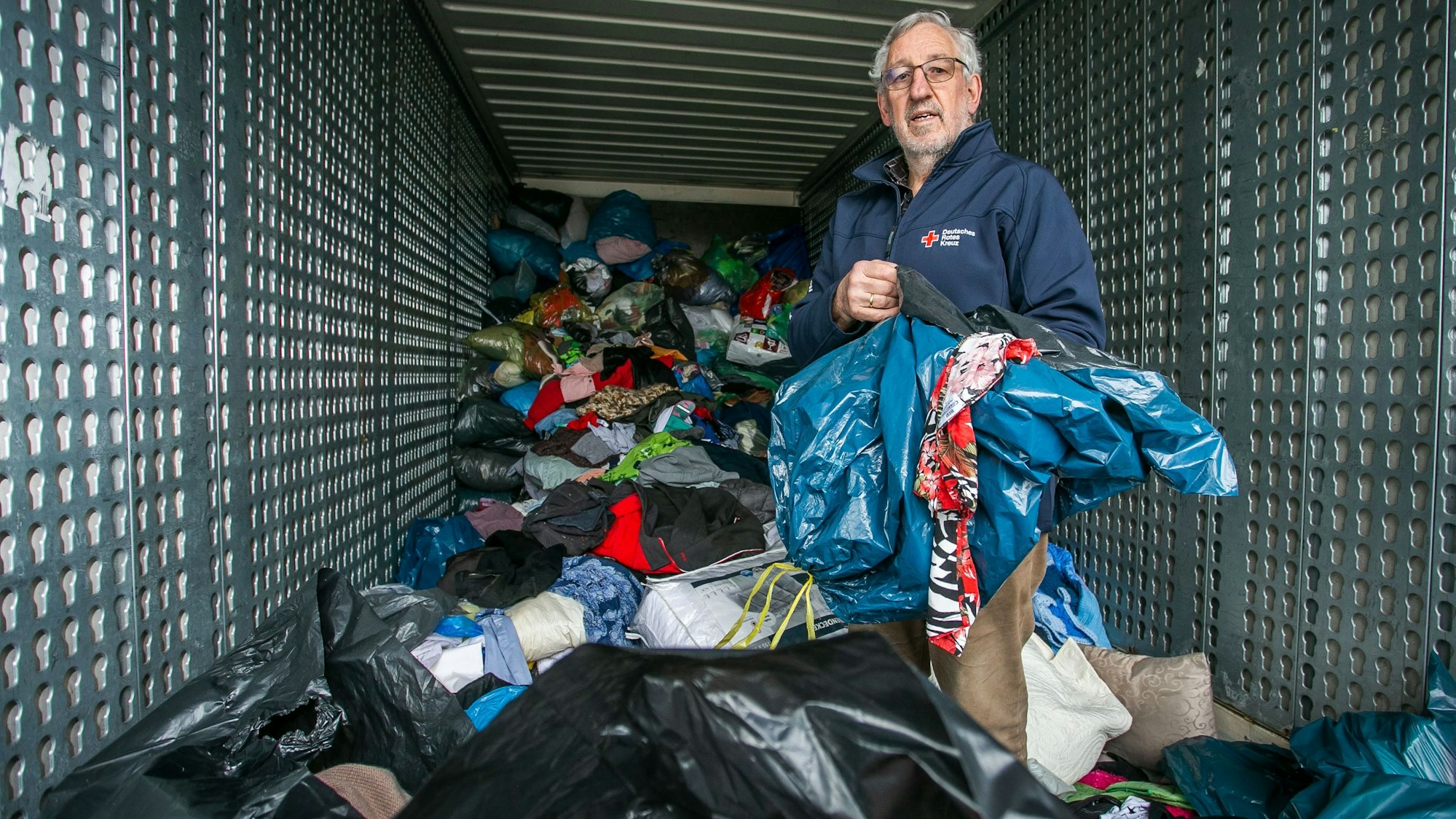 Rolf Braun, Geschäftsführer des Ortsvereins Lindlar-Frielingsdorf des Deutschen Roten Kreuzes, steht in einem Container.