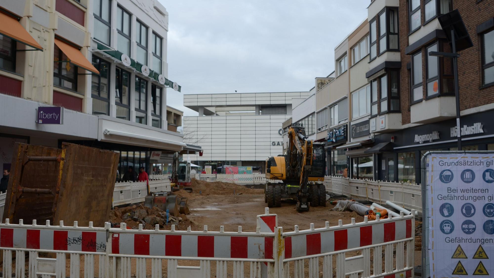 Die Stadt Euskirchen lässt die durch die Flut beschädigte Fußgängerzone sanieren, hier die Berliner Straße.