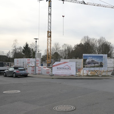 Es sind die Bauarbeiten für die neue Kita zu sehen.