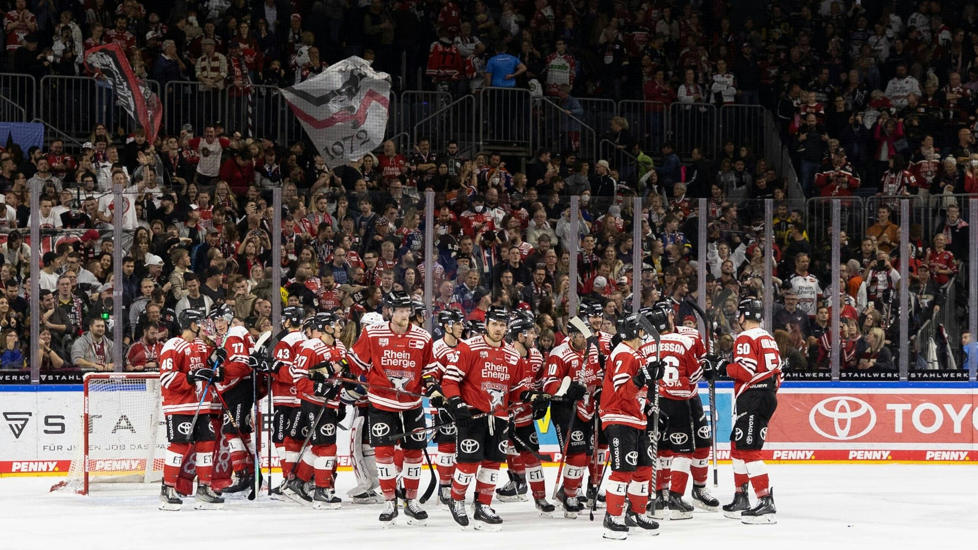 PENNY DEL Kölner Haie - Eisbären Berlin Köln, 01.11.2022 Winning Team Kölner Haie PENNY DEL Kölner Haie - Eisbären Berlin am 01.11.2022 in der Lanxess Arena in Köln Deutschland. *** PENNY DEL Cologne Sharks Eisbären Berlin Cologne, 01 11 2022 Winning Team Cologne Sharks PENNY DEL Cologne Sharks Eisbären Berlin on 01 11 2022 at Lanxess Arena in Cologne Germany Copyright: xBEAUTIFULxSPORTS/AndreasxDickx