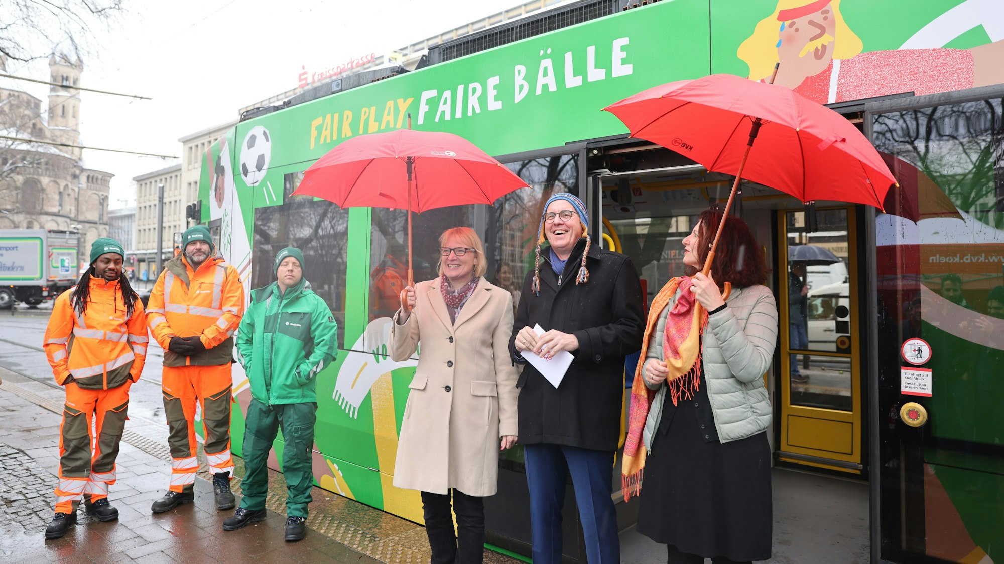 Stefanie Haaks, Bürgermeister Andreas Wolter und Claudia Brück (v.l.) vor der neuen Bahn.
