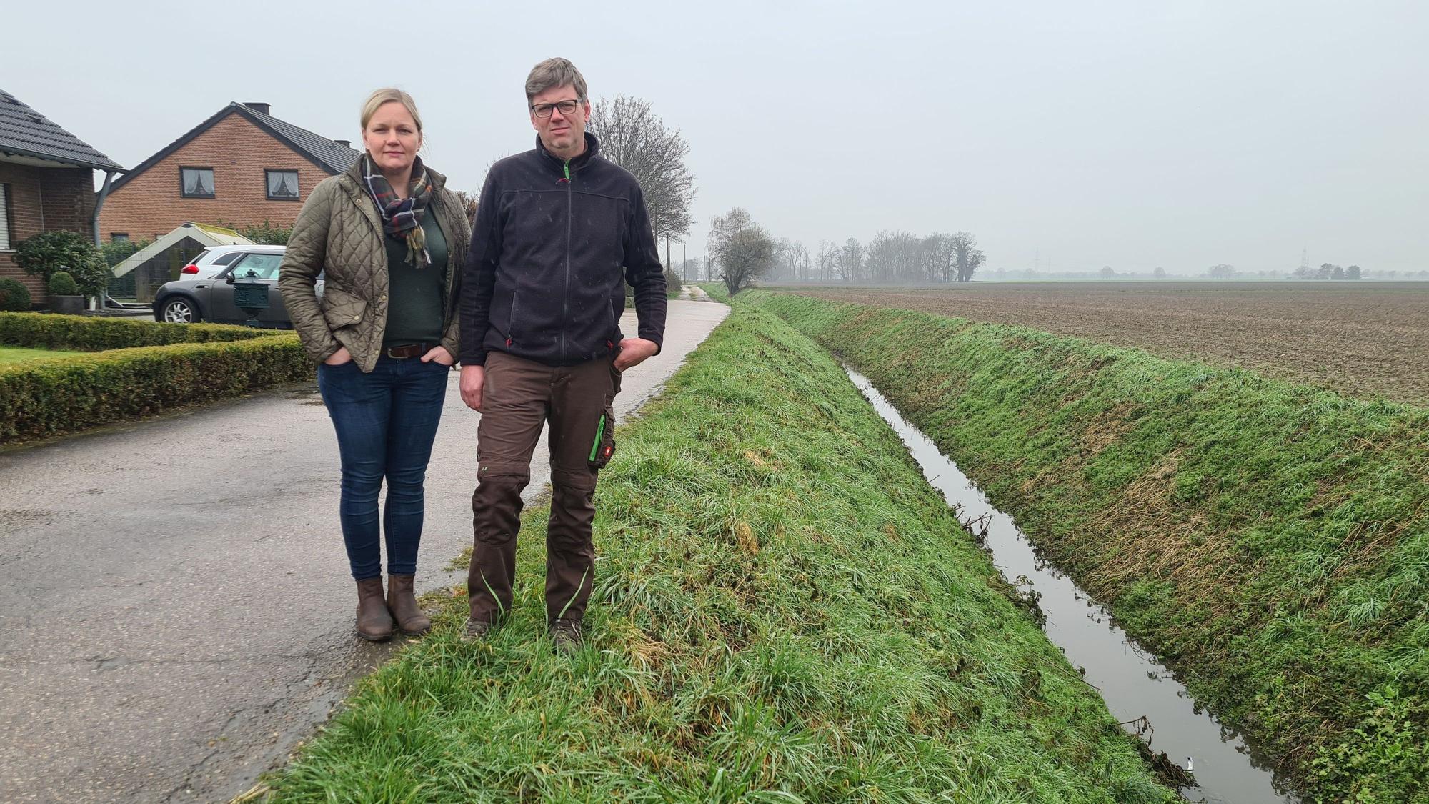 Das Foto zeigt Christiane Raths-Valder und Heiner Valder vom Wiebachhof bei Thorr. Das Ehepaar wehrt sich gegen eine Kiesgrube an seinem Grundstück.
