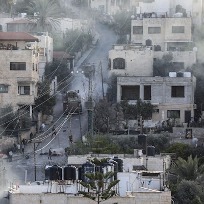 07.03.2023, Palästinensische Gebiete, Dschenin: Während einer israelischen Militäroperation in einem Flüchtlingslager kommt es zu Zusammenstößen zwischen Palästinensern und israelischen Streitkräften.