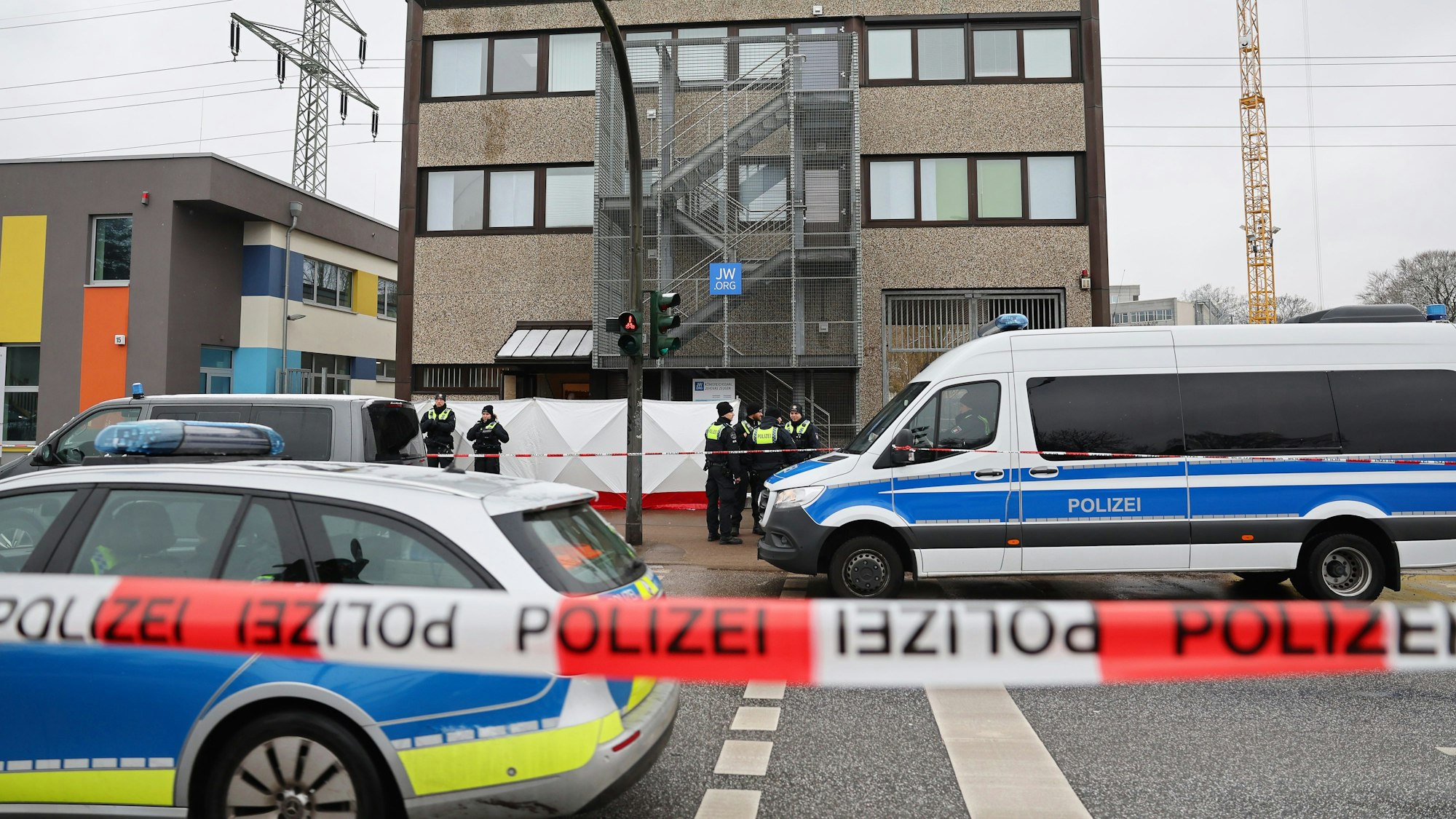 Hamburg: Polizisten stehen vor dem Gebäude der Zeugen Jehovas im Stadtteil Alsterdorf. Bei Schüssen in einer Veranstaltung der Zeugen Jehovas sind am Donnerstagabend mehrere Menschen getötet und einige Personen verletzt worden.